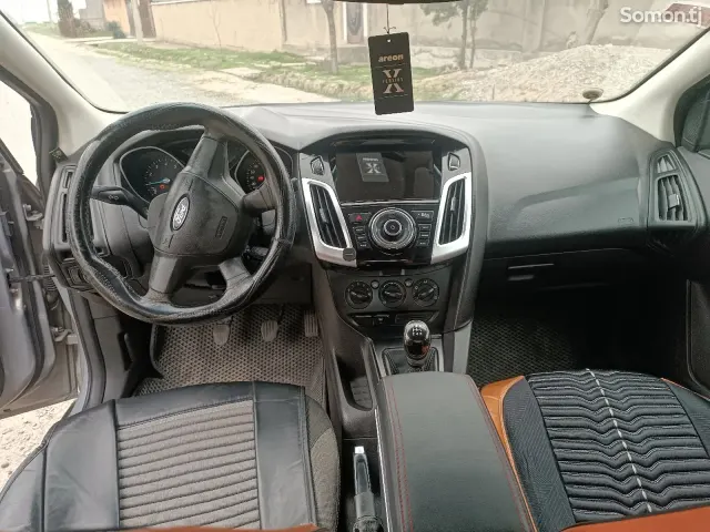 Ford Focus 2012 · 1.6 MT