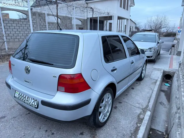Volkswagen Golf 1999 · 1.6 AT