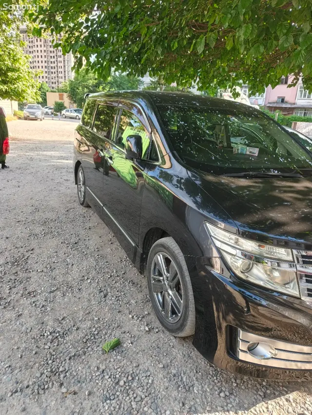 Nissan Elgrand 2011 · AT
