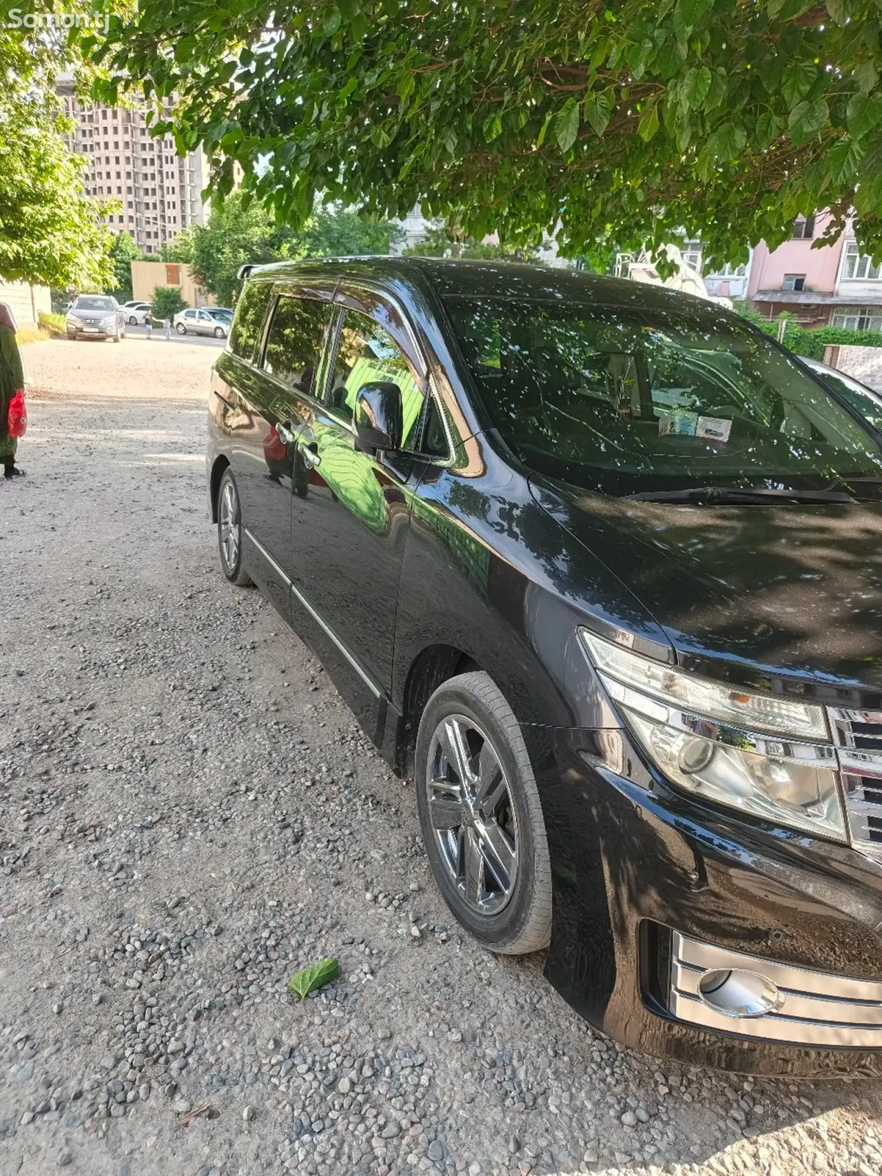 Nissan Elgrand 2011 · AT