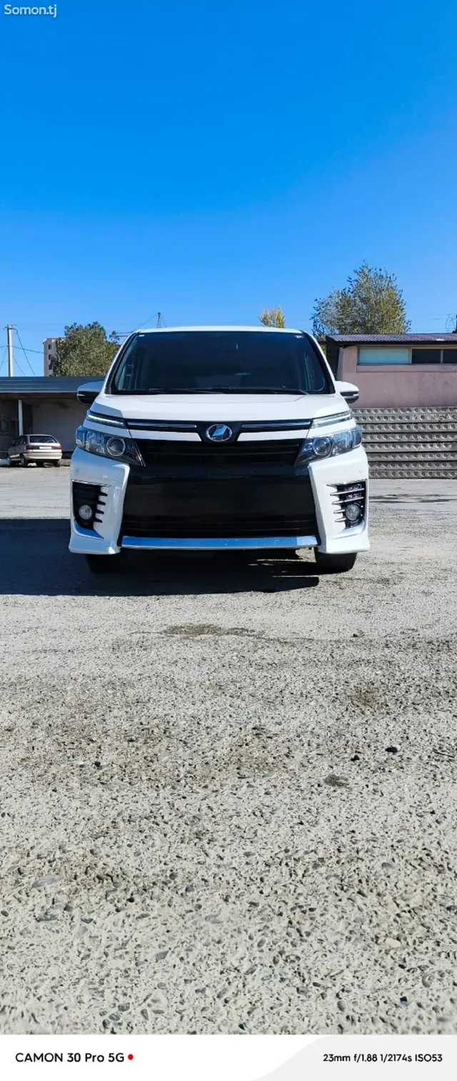 Toyota Voxy 2014 · 2.0 AT