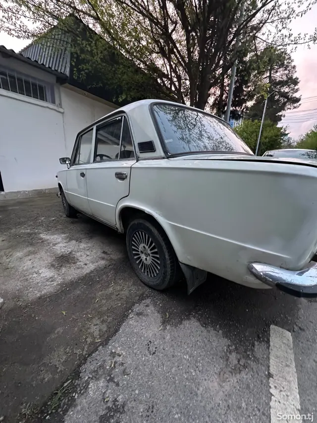 Lada (ВАЗ) 2113 1984 · 1.3 MT