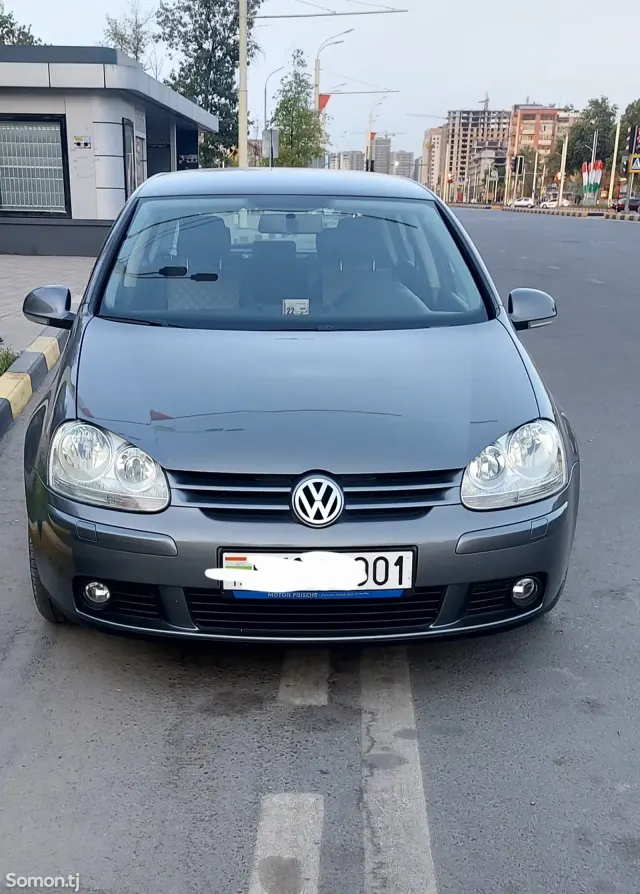 Volkswagen Golf 2006 · 1.6 MT