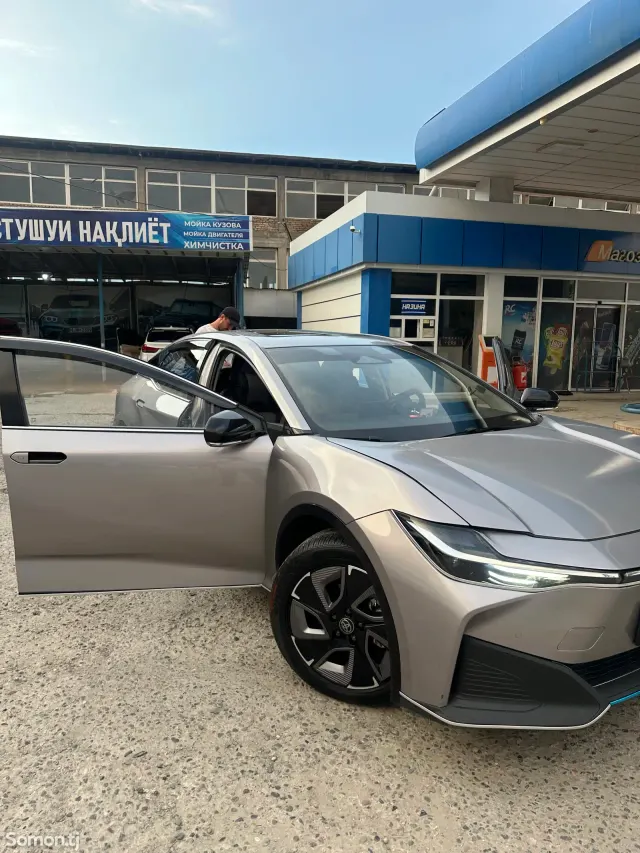 Toyota bZ3 2025 · AT