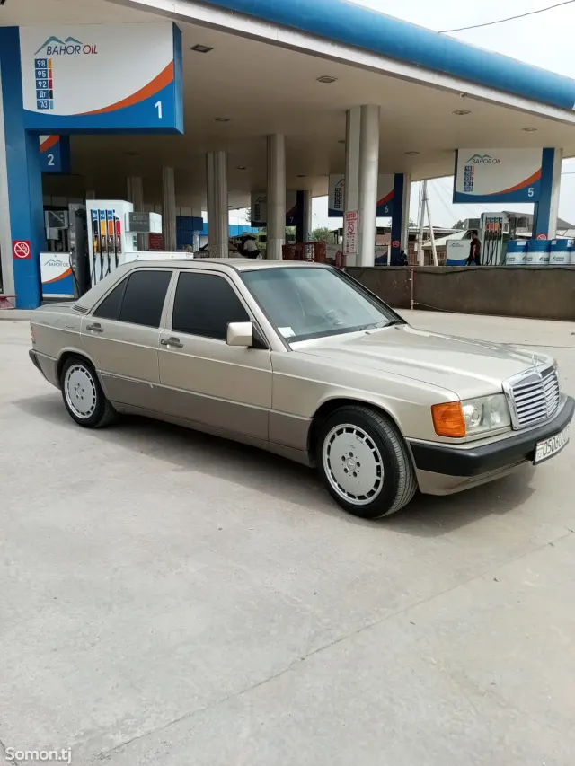 Mercedes-Benz W201 1992 · 2.0 MT