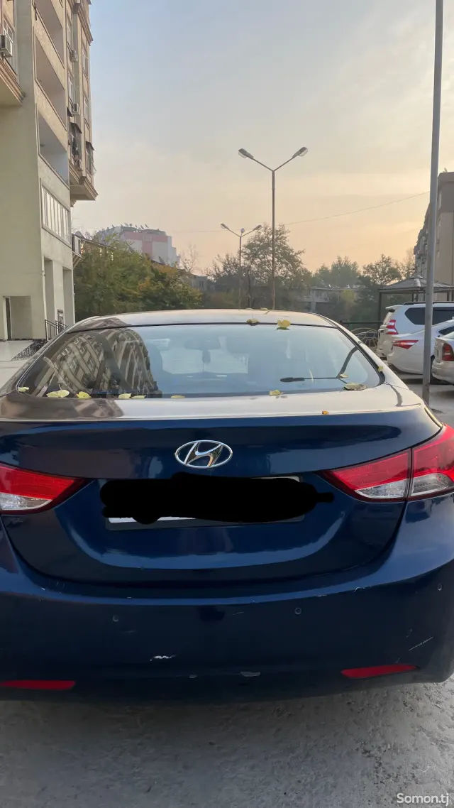 Hyundai Elantra 2013 · 1.8 AT
