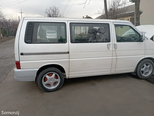 Volkswagen EuroVan 1993 · 2.4 MT