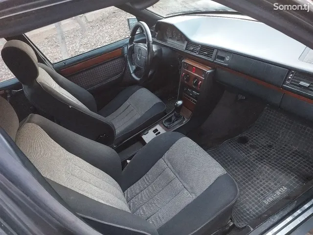 Mercedes-Benz W124 1991 · 2.7 MT