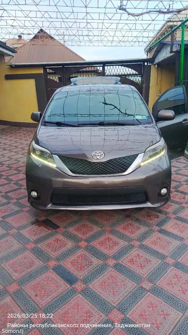 Toyota Sienna 2015 · 3.5 AT