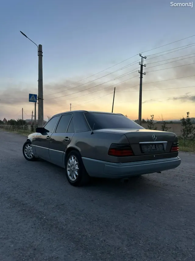 Mercedes-Benz W124 1995 · 2.0 MT