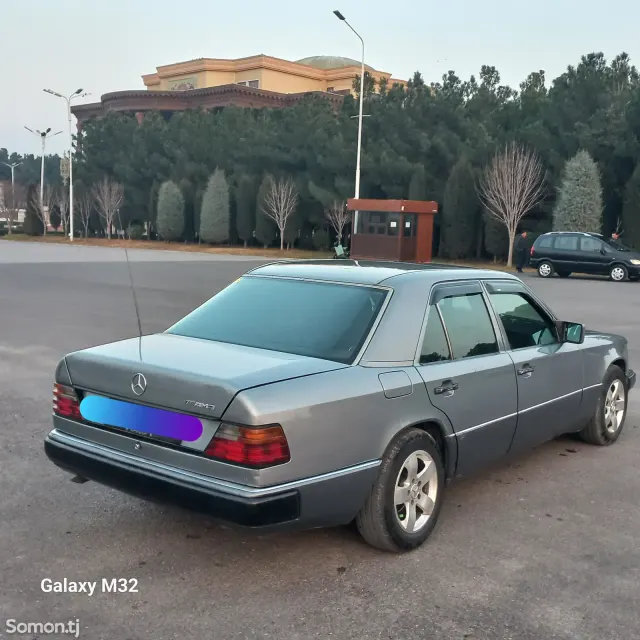 Mercedes-Benz W124 1993 · 2.5 MT