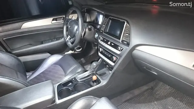 Hyundai Sonata 2018 · 2.4 AT