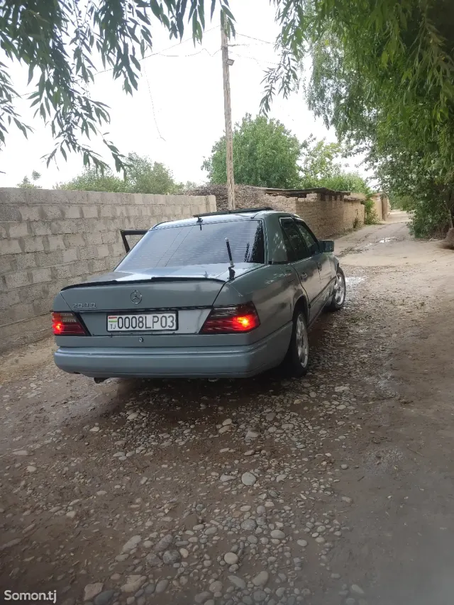 Mercedes-Benz W124 1995 · 2.0 MT
