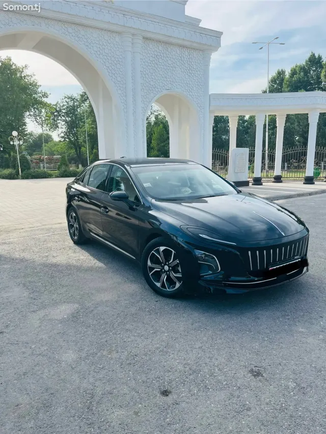 Hongqi E-QM5 2022 · AT
