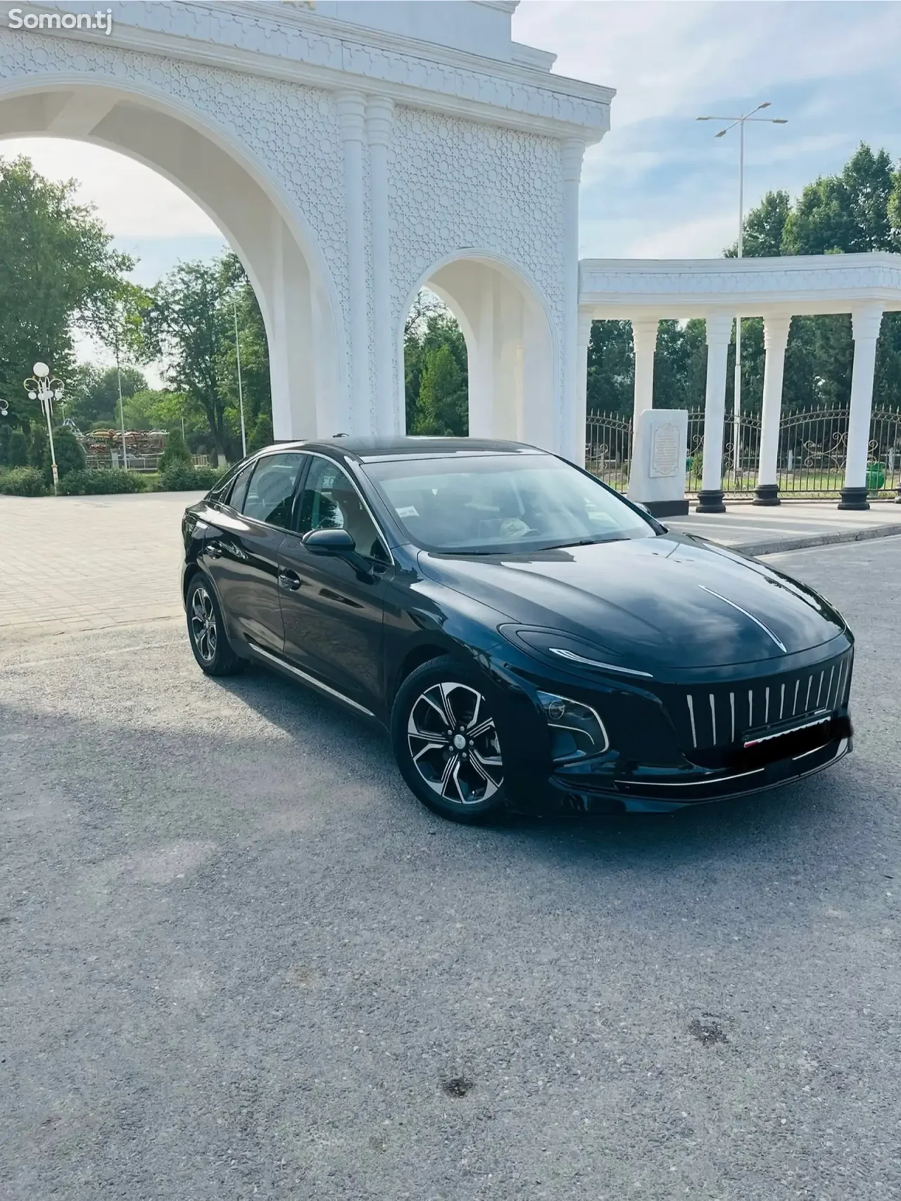Hongqi E-QM5 2022 · AT