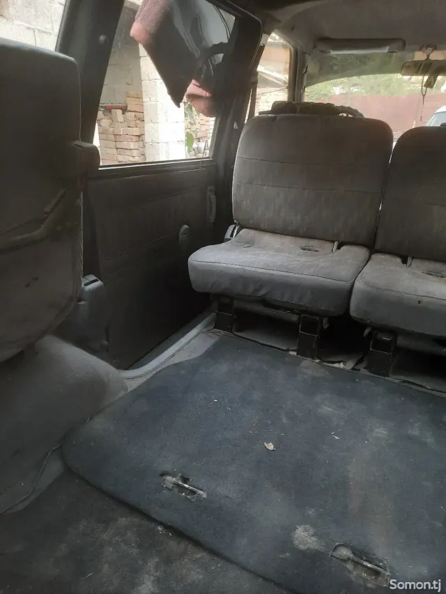 Nissan Serena 1998 · 1.6 MT