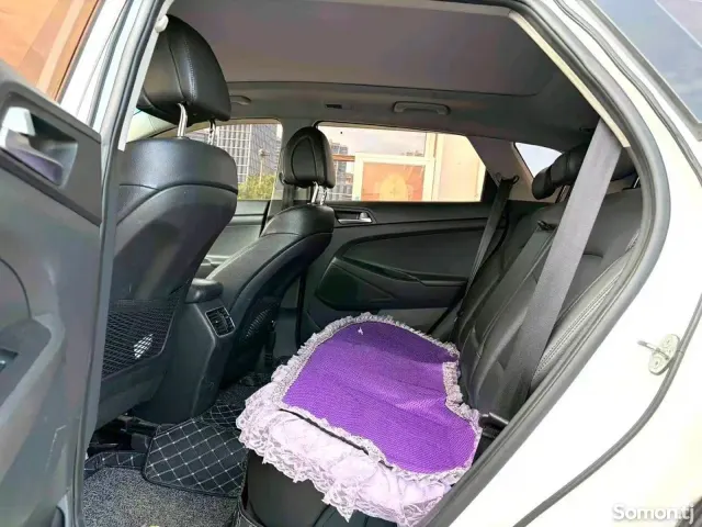 Hyundai Tucson 2015 · AT
