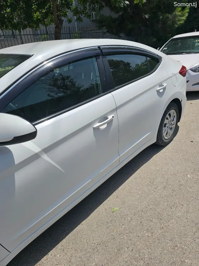 Hyundai Elantra 2017 · 2.0 AT
