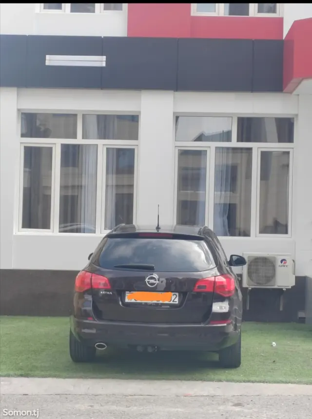 Opel Astra J 2013 · 1.4 MT