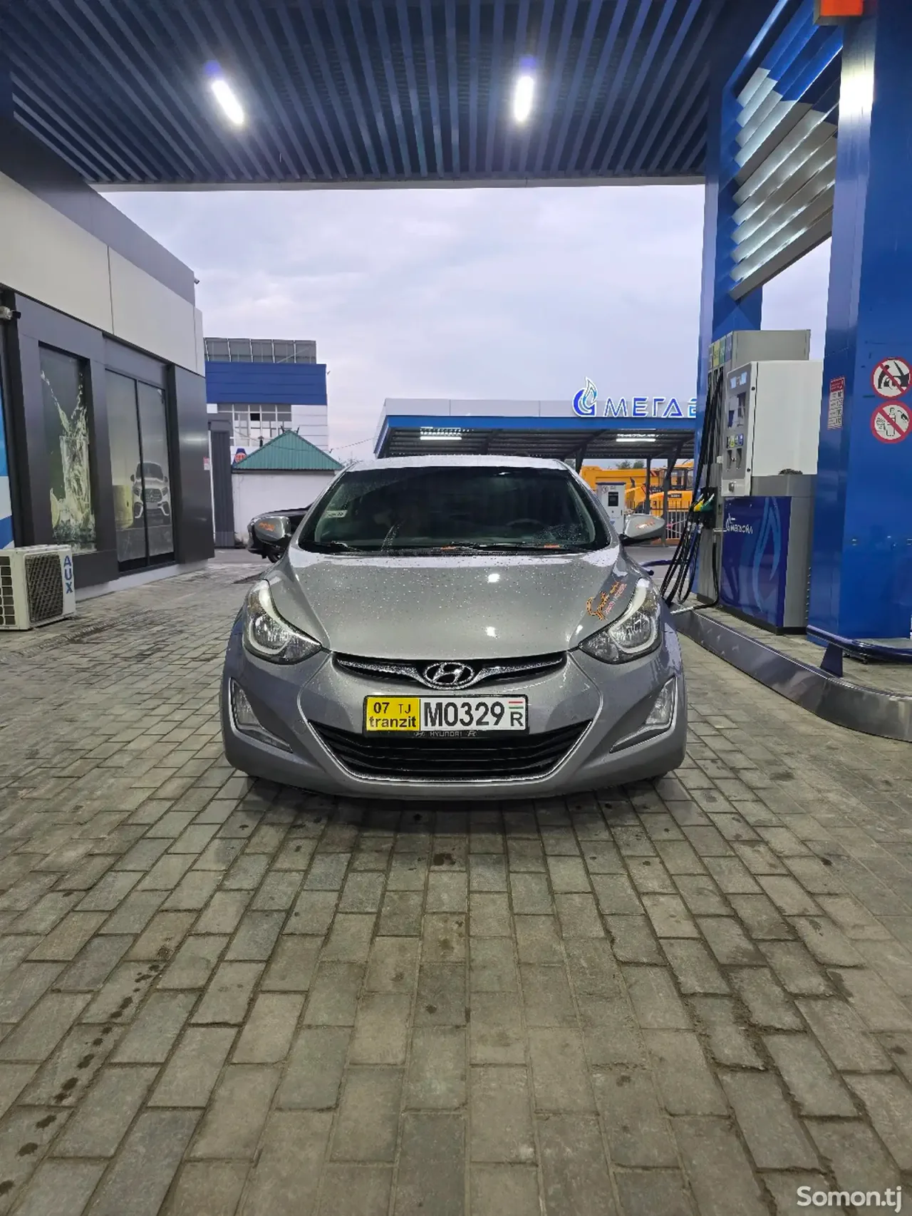 Hyundai Elantra 2015 · 1.8 AT