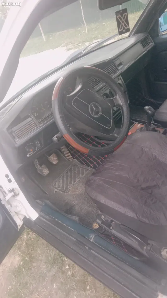 Mercedes-Benz W201 1985 · 2.0 MT
