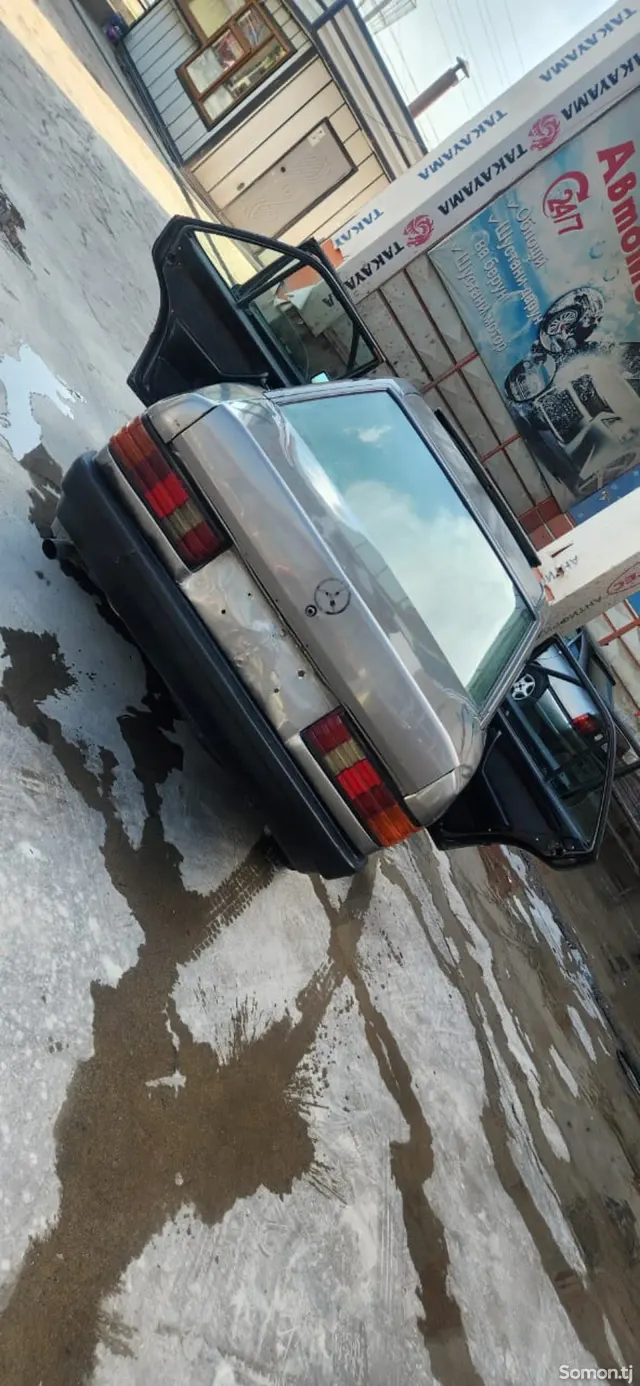 Mercedes-Benz W201 1987 · 2.0 MT