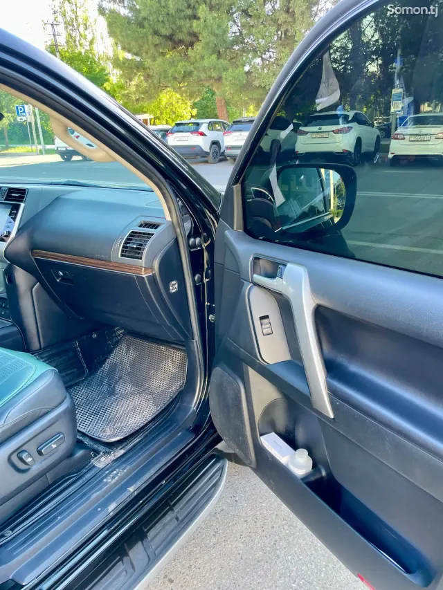 Toyota Land Cruiser Prado 2022 · 2.8 AT