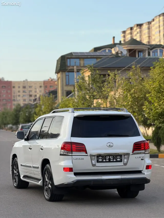Lexus LX series 2013 · 5.7 AT