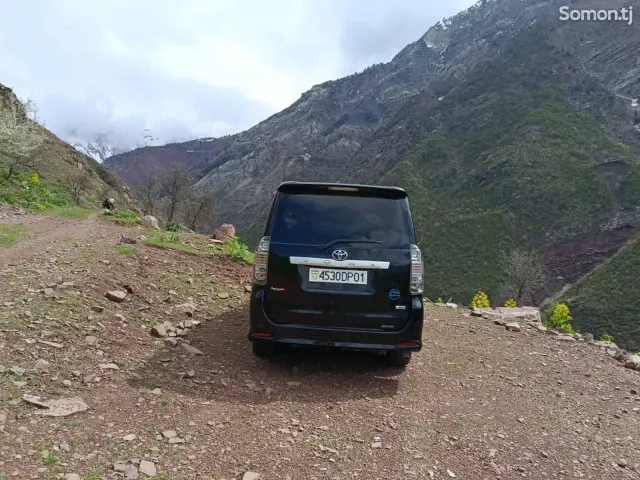 Toyota Voxy 2010 · 2.4 AT
