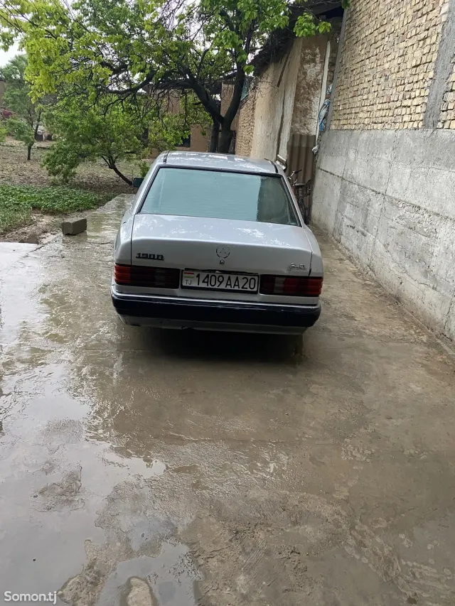 Mercedes-Benz W124 1989 · 2.0 MT