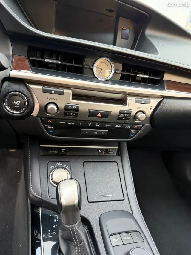 Lexus ES series 2017 · 3.5 AT