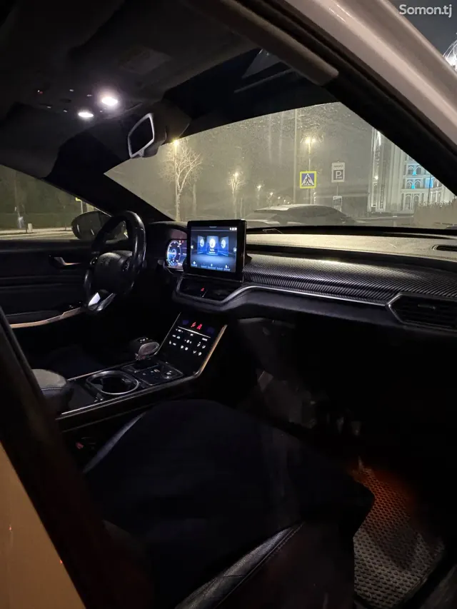 Hongqi E-HS3 2019 · AT