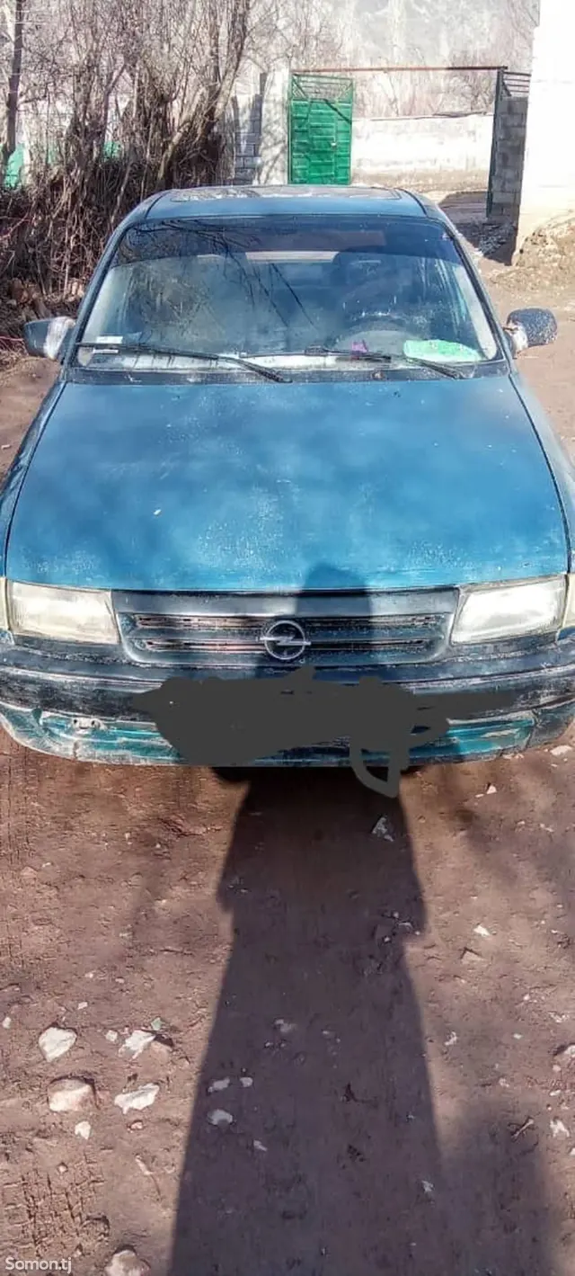 Opel Astra F 1992 · 1.6 MT