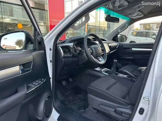 Toyota Hilux 2025 · 2.4 MT