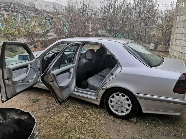 Mercedes-Benz W201 1997 · 2.0 MT