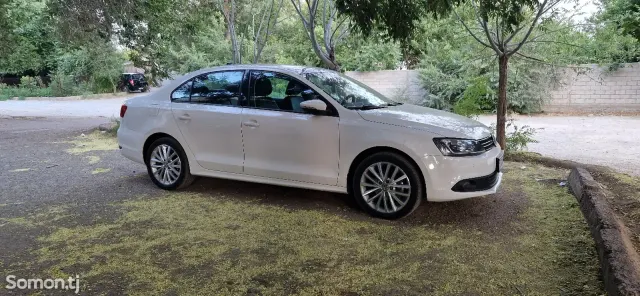Volkswagen Jetta 2013 · 1.6 AT