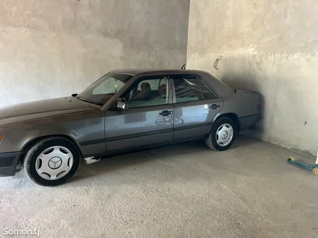Mercedes-Benz W124 1988 · 2.5 MT
