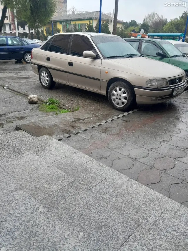 Opel Astra F 1998 · 1.6 AT