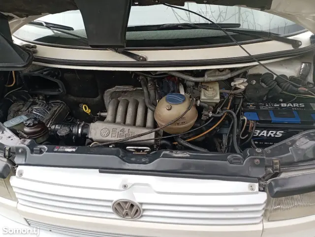 Volkswagen EuroVan 1993 · 2.4 MT