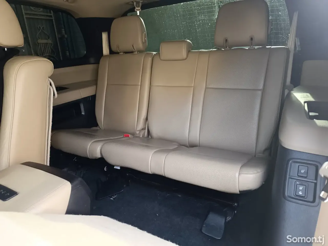 Toyota Sequoia 2014 · 5.7 AT