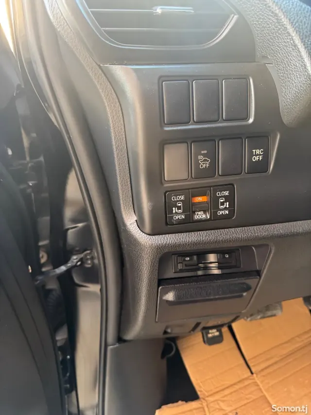 Toyota Voxy 2014 · 1.8 CVT
