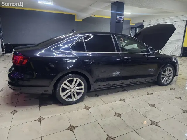 Volkswagen Jetta 2015 · 2.0 AT