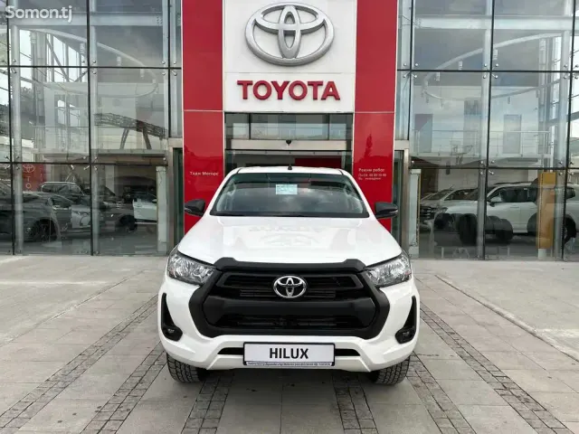 Toyota Hilux 2025 · 2.4 MT