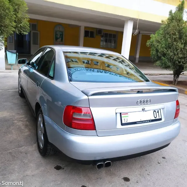 Audi A4 1998 · 1.8 MT