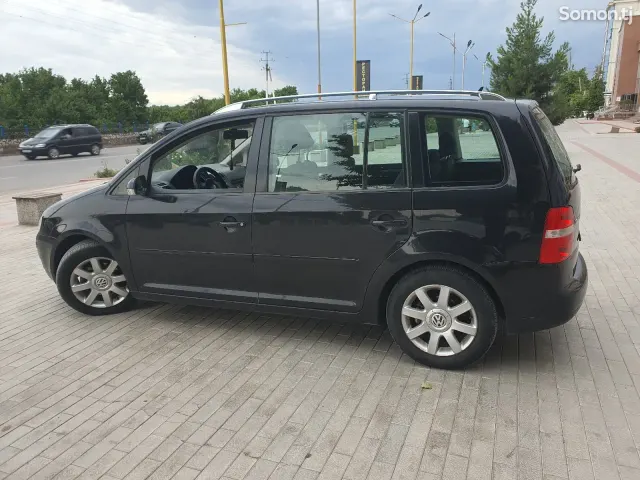 Volkswagen Touran 2005 · 1.6 MT