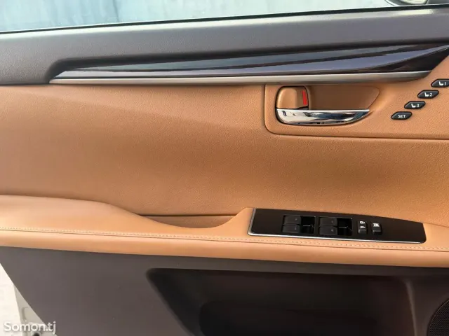 Lexus ES series 2016 · 2.5 AT