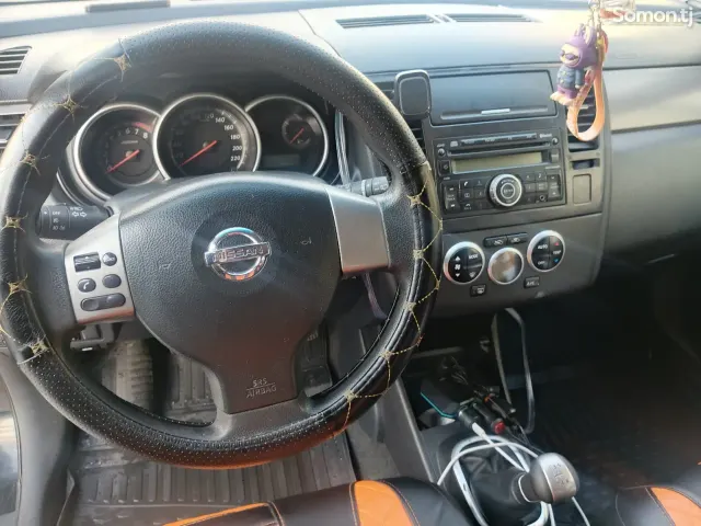 Nissan Tiida 2010 · 1.6 MT