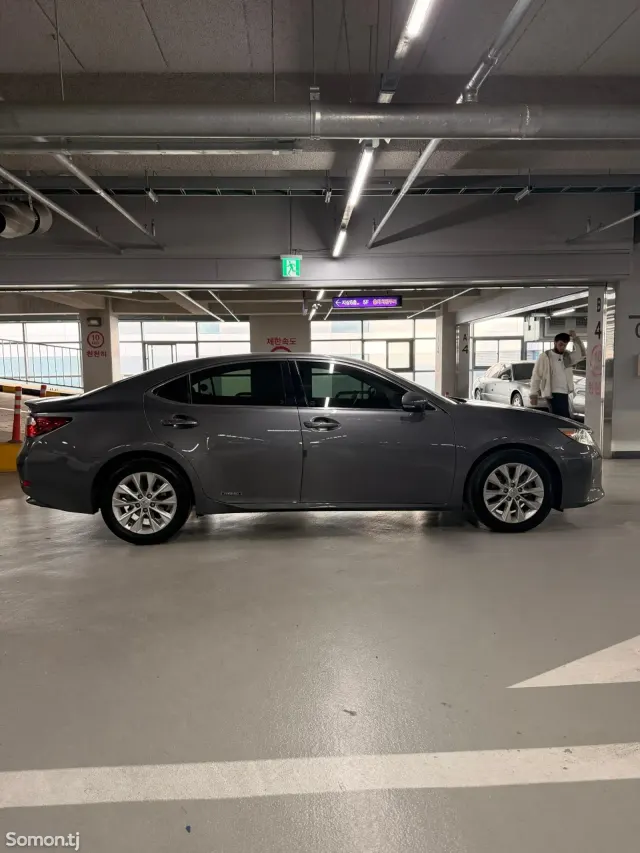 Lexus ES series 2015 · 2.5 AT