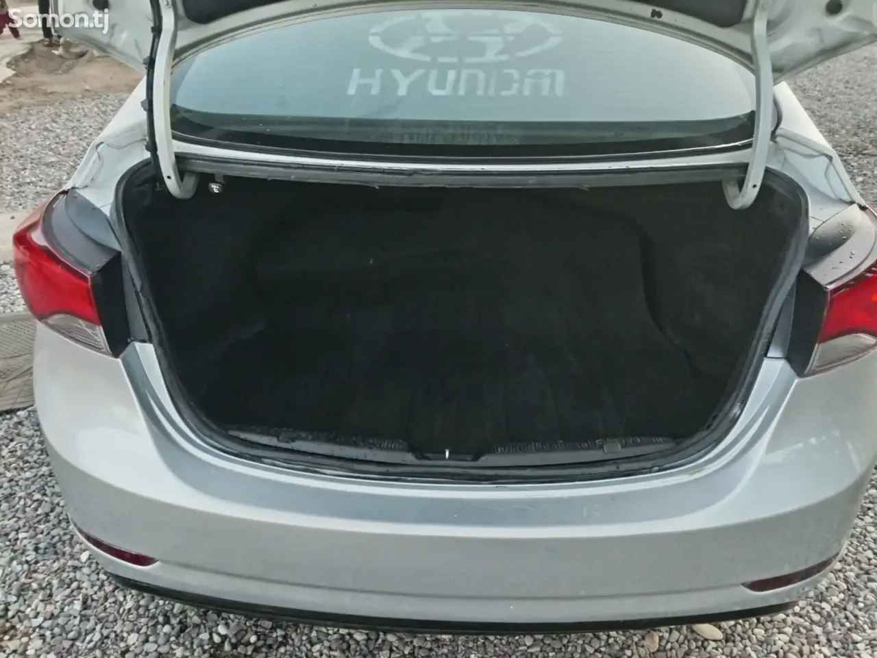 Hyundai Elantra 2016 · 1.8 AT