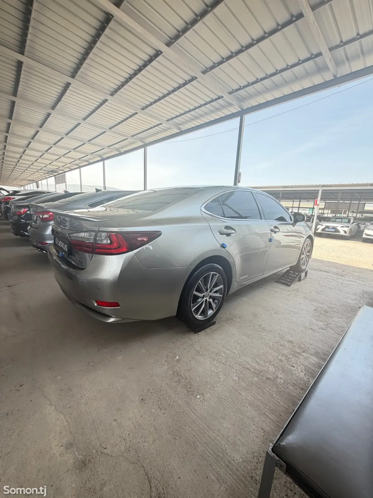 Lexus ES series 2017 · 2.5 AT